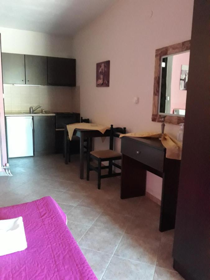 To Konaki Loutraki  Luaran gambar